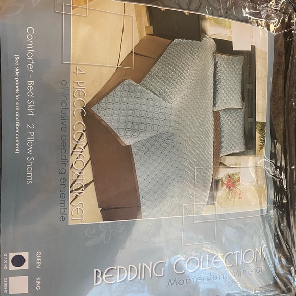4 piece queens Comforter Set